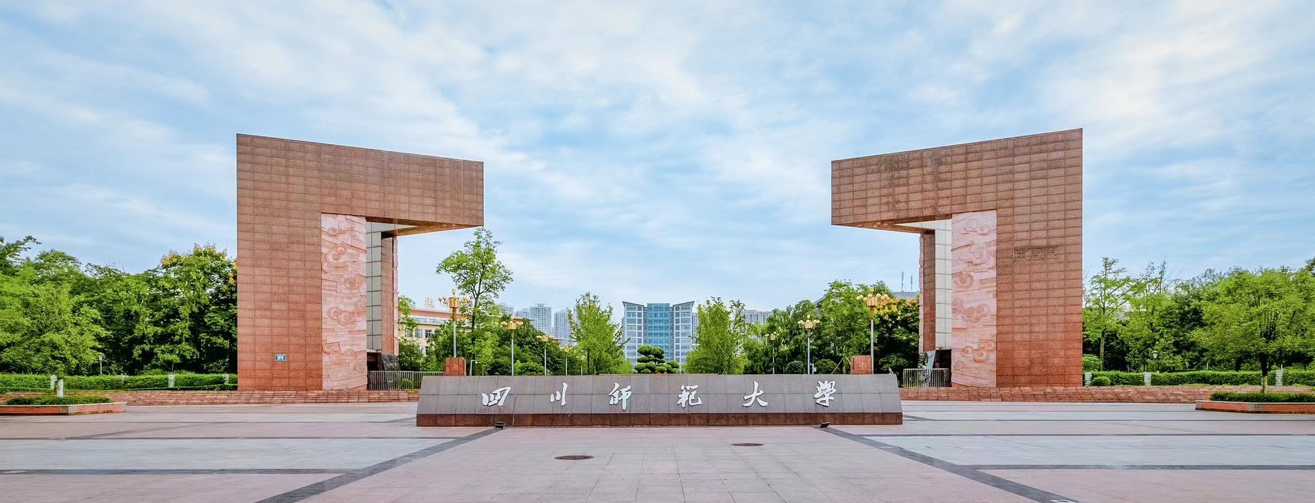 成龙校区南风门.png